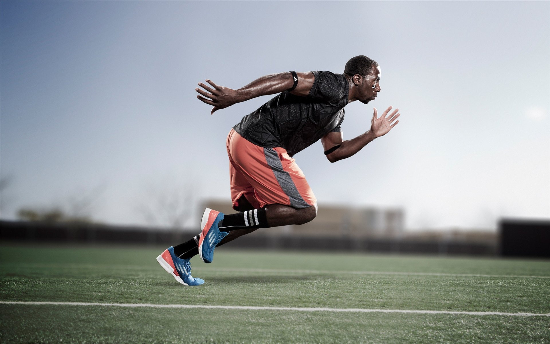 中锋与边锋频频协作,快速进攻效果明显,中锋实战技巧